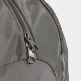 Bolso deportivo Adidas Training Defender, confeccionado en material ripstop resistente. Cuenta con un compartimento principal amplio con cierre de dos direcciones, correa para el hombro extraíble y acolchada, y perforaciones de ventilación cortadas a láser. Diseño en color gris con logo de la marca en negro.