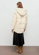 Campera puffer acolchada con relleno y capucha, de color blanco, con cuello alto, cierre de cremallera doble y manga larga.