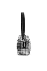 Cartera plateada con piedras brillantes y asa corta negra.