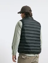 Chaleco acolchado de diseño capitoneado con cierre frontal al tono, cuello alto y ribetes en sisas y ruedo.