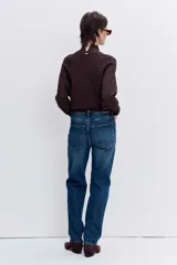 Pantalón de jean corte regular, de tiro medio y pierna recta, en tono azul clásico con efecto lavado.