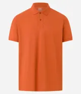 Remera polo de manga corta color verde militar, confeccionada en algodón peruano con cuello convencional y cierre de botones.