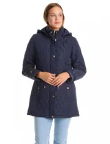 Campera capitoneada de corte clásico, con cuello alto, capucha desmontable y cierre frontal con broches a presión dorados. Presenta cordón de ajuste en la cintura con terminales metálicas y bolsillos frontales con broche.