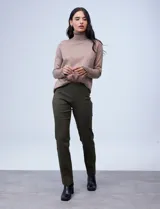 Pantalón negro de gabardina elastizada marca Zac & Rachel, con pretina ancha y faja interna modeladora. Tiene costura frontal pespunteada y bolsillos ojal simulados en la parte trasera.