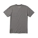 Remera de manga corta a rayas horizontales blancas y negras, con cuello redondo negro.