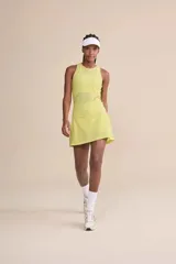 Musculosa deportiva de calce ajustado, confeccionada en tejido técnico con textura microperforada para mayor transpirabilidad. Presenta cuello redondo y diseño anatómico que favorece la libertad de movimiento.