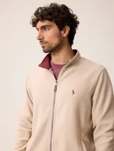 Campera de polar bordó con cierre frontal completo, cuello alto y puños elásticos. Presenta un diseño liso con logo bordado en el pecho.