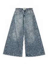 Pantalón de jean tiro medio con diseño de piernas muy anchas, corte wide leg, con lavado claro y sutil estampado texturizado en toda la prenda.