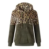 Buzo tipo canguro de polar, con diseño combinado en animal print de leopardo en la parte superior y color gris claro en la parte inferior. Cuenta con capucha, cordones ajustables y cierre frontal.