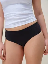 Bombacha tipo culotteless de microfibra seamless, con diseño de tiro alto y acabado invisible que no marca. Cuenta con fundillo de algodón para mayor comodidad y respirabilidad.