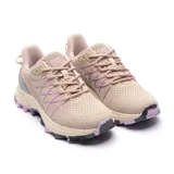 Championes de trail running Merrell, con capellada de tejido técnico transpirable en color beige. Presentan un diseño con cordones en zigzag en los laterales para mayor sujeción, estabilizador en el talón y entresuela de EVA con efecto moteado. La suela de goma tricolor ofrece adherencia en terrenos irregulares.
