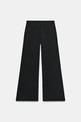 Pantalón de tiro medio, color gris oscuro jaspeado, con cintura elástica interior y pierna ancha.