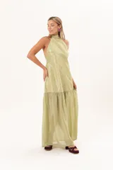 Vestido largo verde con cuello halter, cuerpo con diseño de rombos pespuntados y falda fluida transparente.
