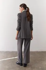 Blazer negro de poliéster, viscosa y spandex, con forro animal print, hombreras, botones frontales y en mangas.