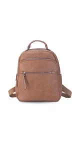 Mochila urbana color beige de símil cuero, con dos bolsillos frontales, bolsillo principal de gran capacidad con dos bolsillos internos con cierre y uno abierto, bolsillos laterales abiertos, asa de mano y correas regulables en galón.