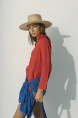 Camisa blanca de lino con cuello clásico, manga larga con puños abotonados y cierre frontal con botones. Corte recto y holgado.