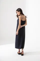 Vestido largo de lurex azul marino con breteles finos.