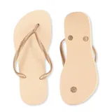 Chanclas Havaianas modelo Slim de color tostado con tiras finas metálicas.