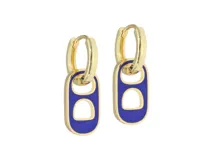 Par de aros dorados tipo argolla con dije colgante rectangular esmaltado en color azul.