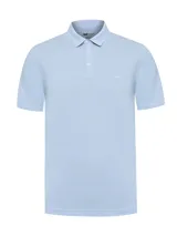 Remera tipo polo de manga corta en color celeste pastel, confeccionada en una mezcla de algodón pima y sorona. Presenta cuello clásico, cierre frontal con tres botones y logo bordado sutil en el pecho.