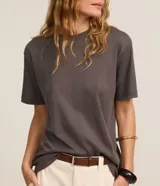 Remera oversized gris de mangas cortas, confeccionada en algodón peruano, con cuello redondo y diseño liso sin estampa.
