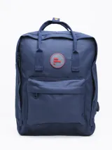 Mochila color verde militar con diseño clásico y minimalista. Cuenta con un compartimento principal con cierre de doble cremallera, un bolsillo frontal con cierre y dos asas superiores con broche. En el frente, tiene un parche circular con el texto "FORUM INDUSTRIES CO." en rojo.