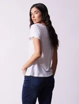 Remera de lino color negro, marca Zac & Rachel. Escote en V con abertura y botones. Delantera con frunce.