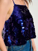 Top corto de tirantes finos completamente cubierto de lentejuelas circulares de color azul intenso. Presenta un escote recto y un diseño holgado.