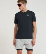 Bermuda deportiva verde militar con short de compresión incorporado, cintura elástica y cordón ajustable, confeccionada en microfibra de poliéster y elastano.