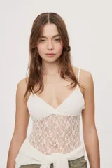 Body de encaje con calce ajustado, escote en V y breteles finos regulables. El diseño combina transparencias y textura floral, con copas forradas que aportan mayor cobertura y un acabado delicado.