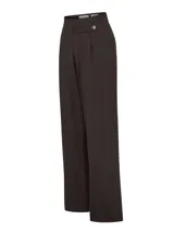 Pantalón recto de tiro alto color marrón, confeccionado con mezcla de lana y poliéster reciclado. Cuenta con pretina limpia, botón lateral decorativo y cierre invisible.