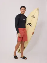 Rashguard de manga larga para hombre, color negro, con cuello redondo y logo de Rusty estampado en blanco en el pecho.