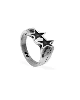 Anillo de plata de ley 925 con diseño envejecido y dos estrellas negras superpuestas en la parte superior.