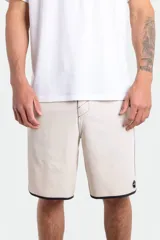 Boardshort O'Neill modelo Cruzer en color beige con detalles en gris oscuro y negro. Cuenta con cintura ajustable mediante cordón y bolsillo lateral.
