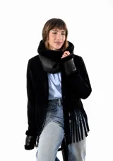 Conjunto de accesorios de invierno compuesto por un cuello envolvente y un par de mitones, ambos confeccionados en cuero napalan negro con interior de piel sintética.