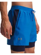 Short de running Under Armour Launch 5 2in1 para hombre, color azul con logo de la marca en gris. Cuenta con calza interior de compresión en color azul marino.