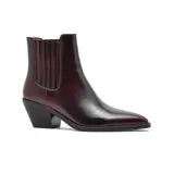 Bota texana de cuero color bordó con acabado brillante, elásticos laterales en tono a juego con costuras en contraste y taco cuadrado de madera.