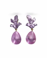 Par de aros colgantes con diseño de coral en la parte superior y una piedra en forma de lágrima en la inferior, ambos en tonos lila y morado. Cuenta con cierre de clip.