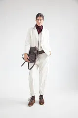 Pantalón de pana de algodón con tiro bajo y calce relajado. Presenta una botonadura frontal visible como detalle principal y diseño de estilo vintage.