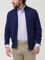 Sweater de tejido de punto azul navy RKF, modelo Amalfi, con cierre frontal completo, cuello alto y manga larga. Confeccionado en una mezcla de cashmere y seda.