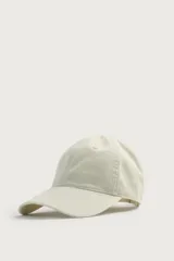 Gorra de seis paneles confeccionada en tejido de algodón con visera curva y ajuste posterior.