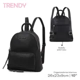 Mochila negra de cuero sintético con textura granulada, cierre superior y bolsillo frontal con cierre.