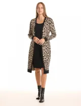 Vestido de punto marca Nina Leonard, con estampado animal print de leopardo en tonos beige y negro. Diseño de construcción integrada que simula un conjunto de vestido negro con cárdigan largo. Presenta escote redondo y manga larga de corte recto.