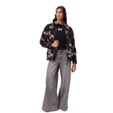 Campera reversible de corte regular, con cierre frontal completo y cuello alto. Presenta un diseño minimalista en color negro con logo de la marca en el pecho y bolsillos laterales.