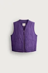Chaleco acolchado de algodón color violeta con efecto lavado, cuello en V, cierre frontal con cremallera y bolsillos de plastrón delanteros.