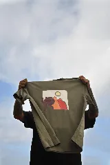 Remera color verde militar de manga corta con estampa de paisaje de montaña con sol.