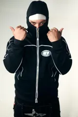 Campera con capucha tipo pasamontañas, cierre frontal completo y diseño con costuras reflectivas. Presenta un logo circular con el número 27 en el pecho y una estrella grande con apliques brillantes en la espalda.
