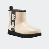 Botas cortas UGG Classic Clear Mini, impermeables, con exterior transparente y forro de borreguillo sintético color crema. Suela negra con relieve.