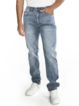 Pantalón de jean corte slim, color azul lavado, con diseño clásico de cinco bolsillos, cierre de cremallera y botón metálico. Incluye remache con logo en bolsillo delantero y parche de marca en la parte trasera.