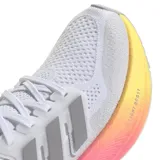 Championes Adidas Ultraboost Light para mujer, color blanco con detalles en gris y suela con degradé de amarillo a rosa.